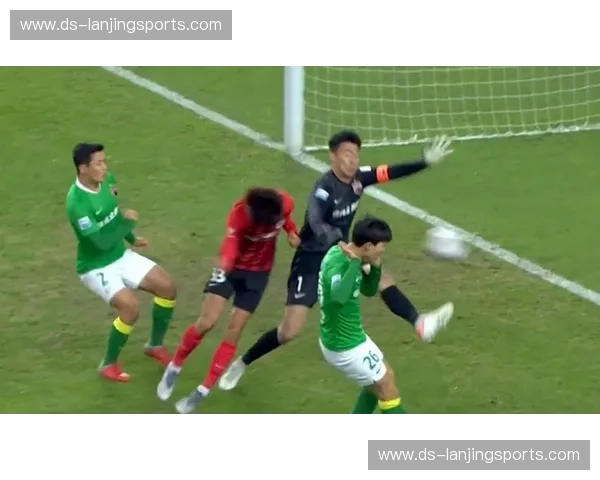 多特蒙德防线连续失误 本塞拜尼解围漏球酿成失球